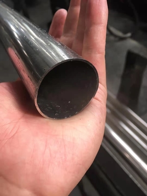 304 สแตนเลส ท่อ welded สําหรับความทนทานความร้อนและความแข็งแรงอุณหภูมิต่ํา